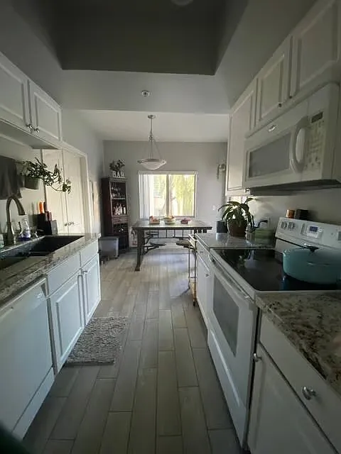 3 bed, 1296 sqft, $2,500 — Photo 3