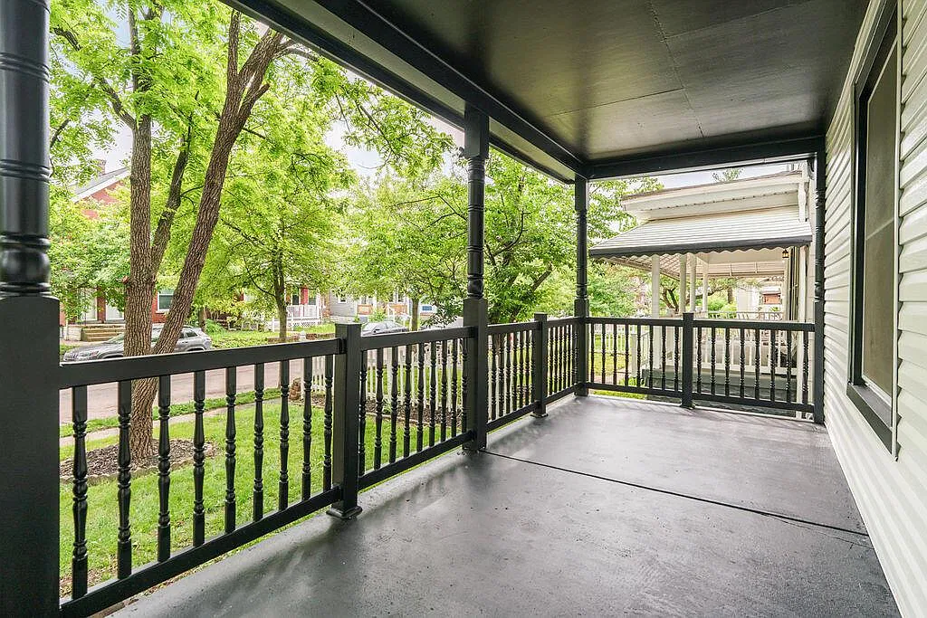 3 bed, 2.0 bath, 1984 sqft, $2,995 — Photo 2