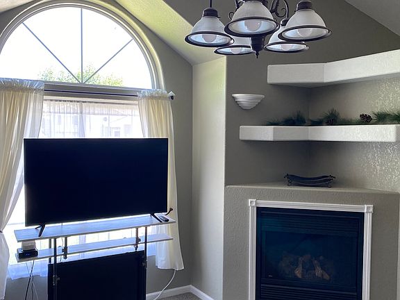 Gas fireplace. Roku TV, gaming monitor. Lots of natural light!