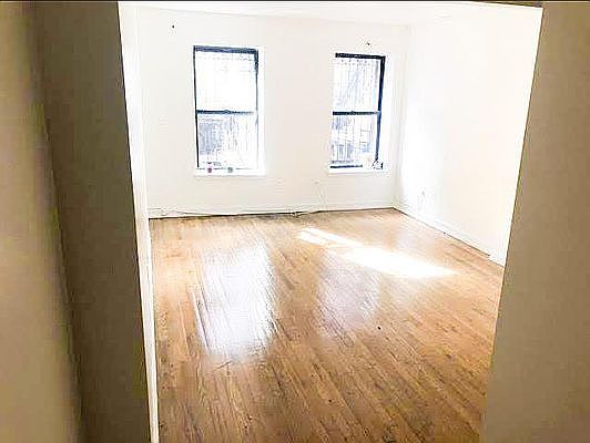 3rd image of 27 W 131st St