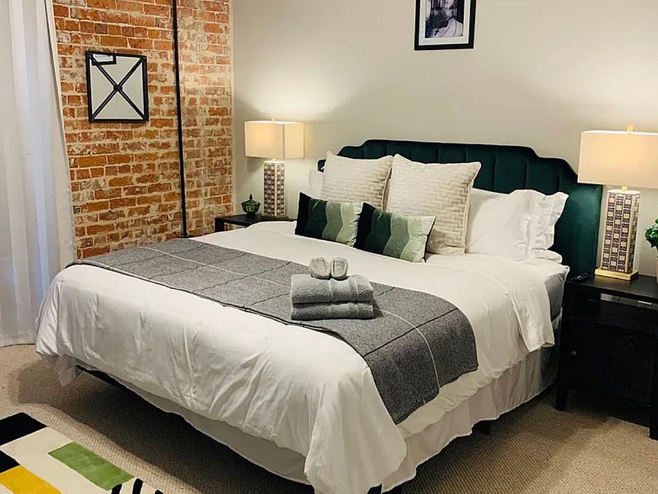 1st image of 709 Jackson Ave #105