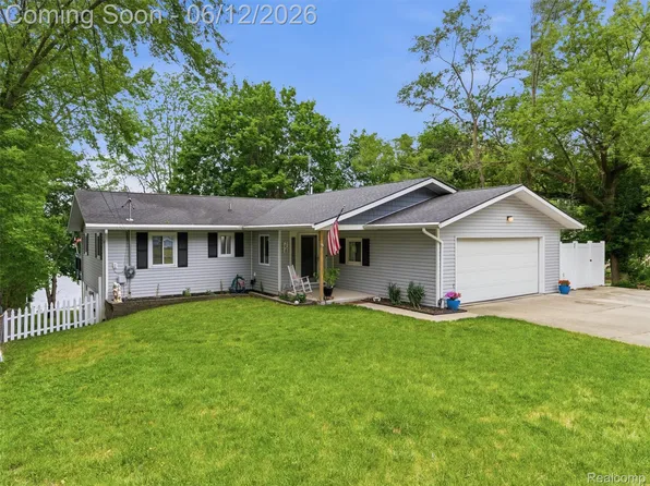 258 Lakeside Dr, Howell, MI 48843