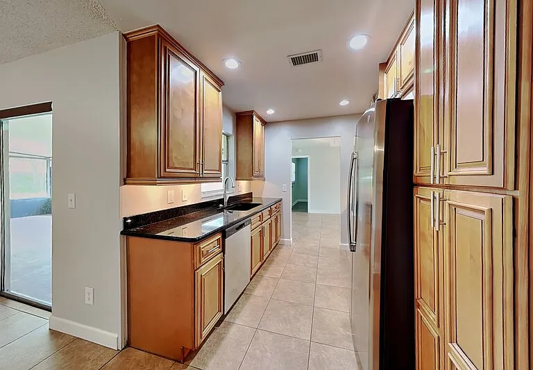 1016 Manchester Cir — Photo 2