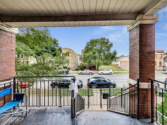 4th image of 1027 N Hamlin Ave