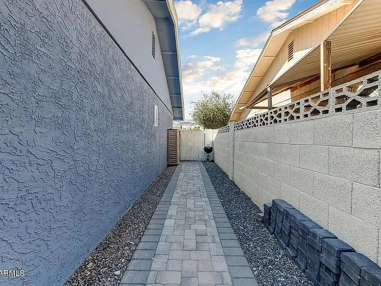2217 N Sunset Dr — Photo 18