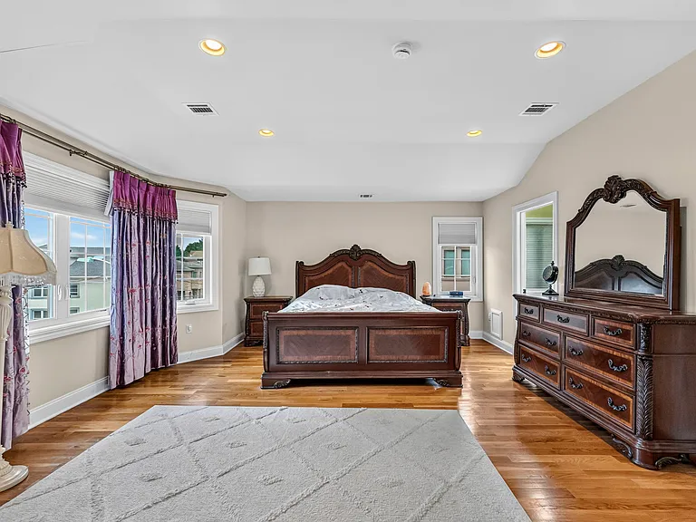 809 Edgewood Ln — Photo 18