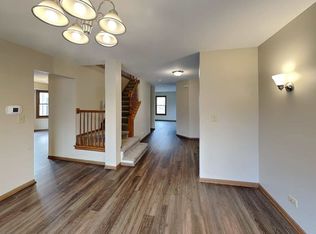 222 Indianwood Ln, West Chicago, IL