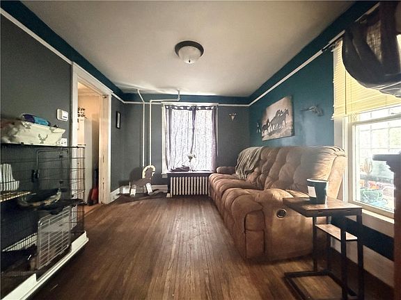 4th image of 952 Erie St