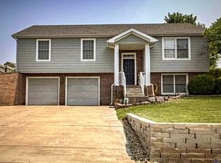 712 Davis Dr, Manhattan, KS 66502