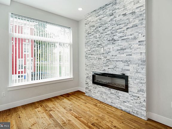 4th image of 2037 W Oxford St