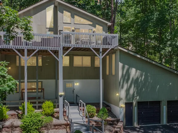 322 Brentwood Dr, Bushkill, PA 18324
