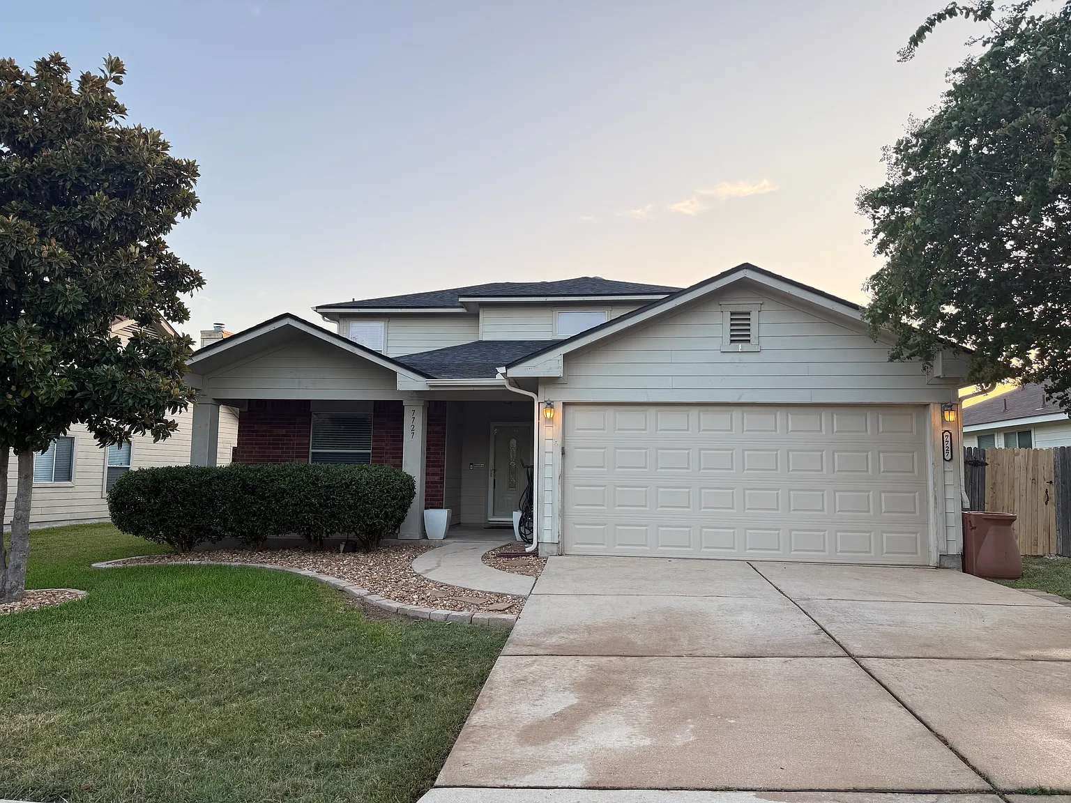 4 bed, 2.5 bath, 1934 sqft, $1,995 — Photo 1