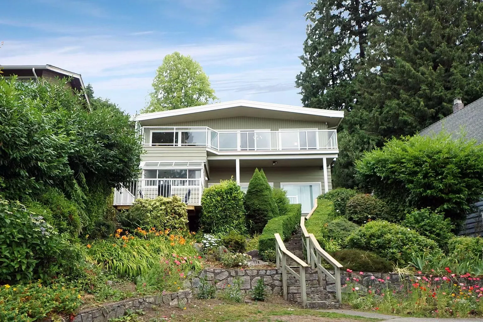850 Esquimalt Ave photo 1