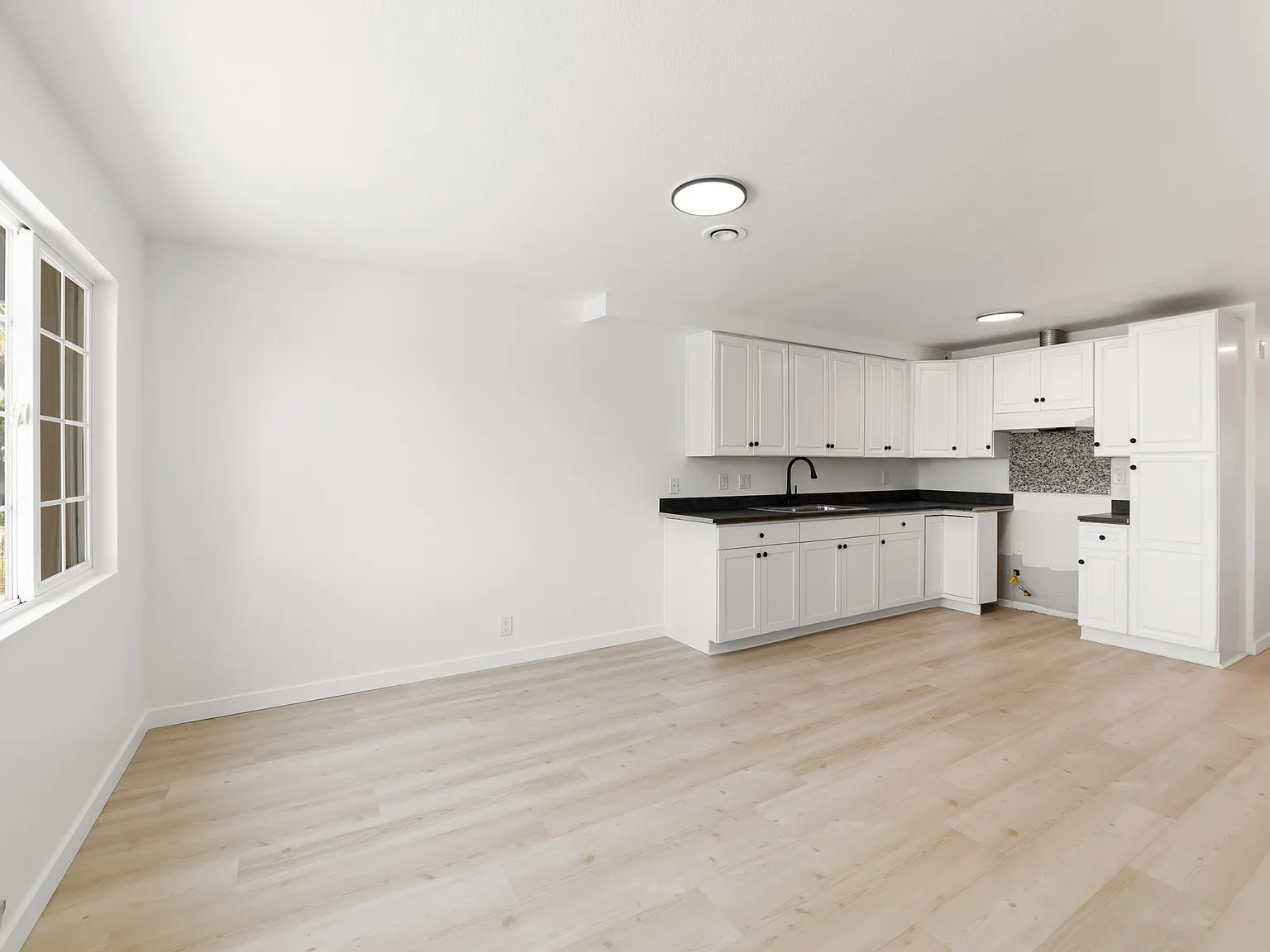 1017 Oxford Dr — Photo 4