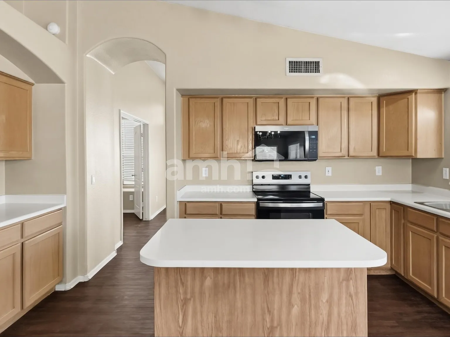 3 bed, 2.0 bath, 1956 sqft, $2,240 — Photo 3