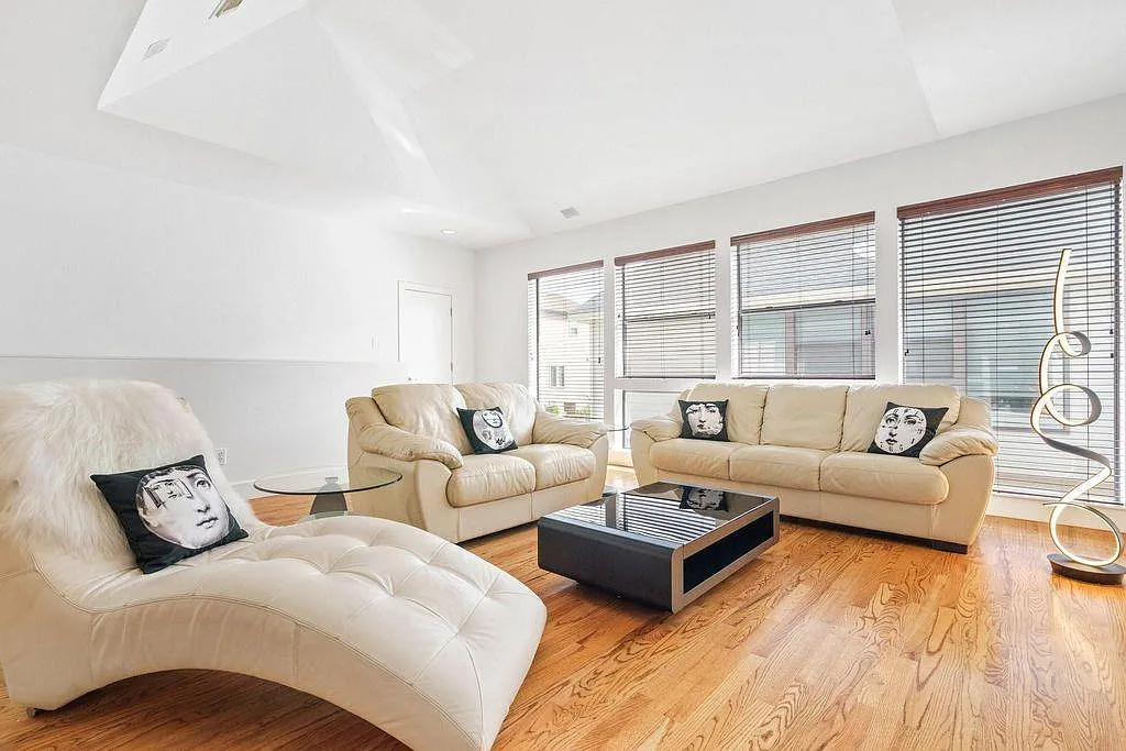 3 bed, 2.5 bath, 1682 sqft, $3,000 — Photo 4