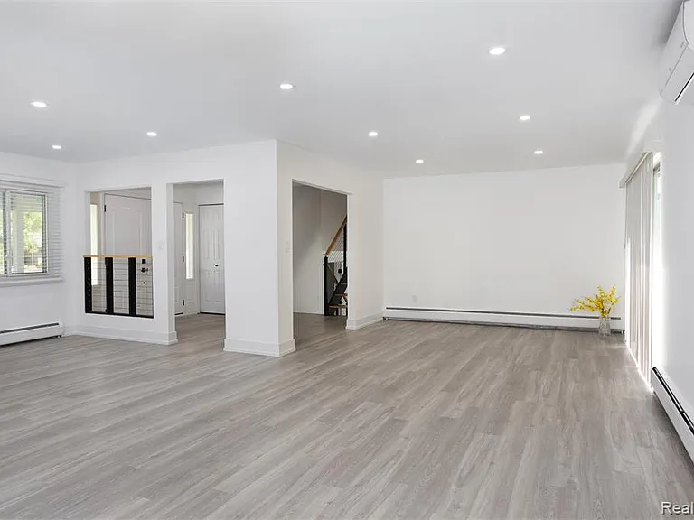 2862 Rossmoor Cir — Photo 4
