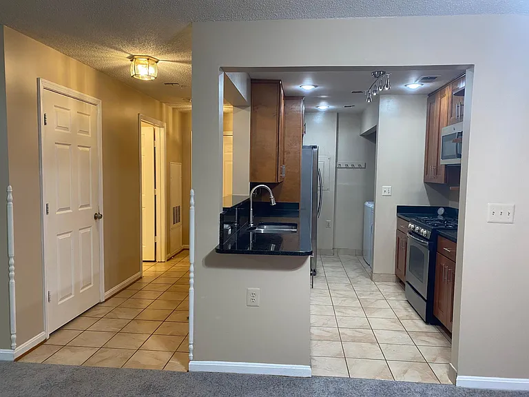 10024 Vanderbilt Cir #2-14 — Photo 8