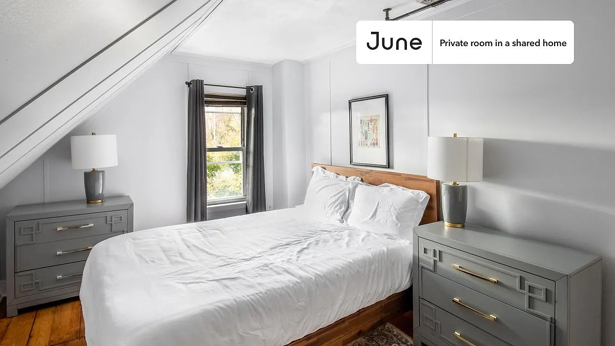 Queen bedroom in 4 bed/1.5 bath home in Somerville #1644 A — Photo 1