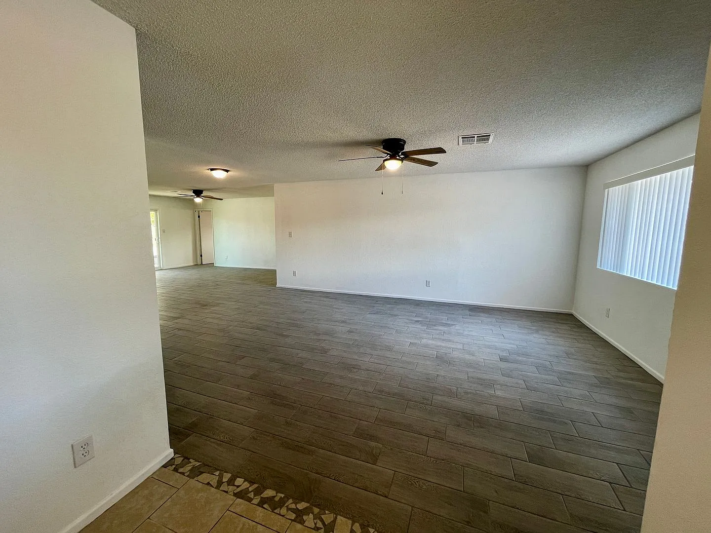 4 Bedroom in Mountain View-11348 E 24th Ln — Photo 2