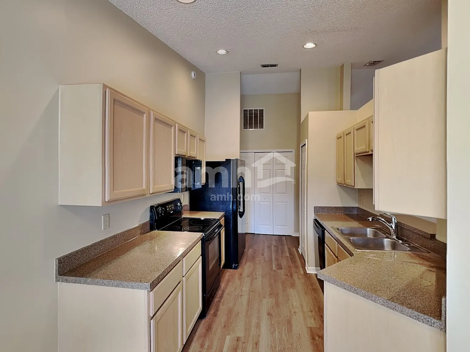 3 bed, 2.0 bath, 1721 sqft, $2,000 — Photo 3