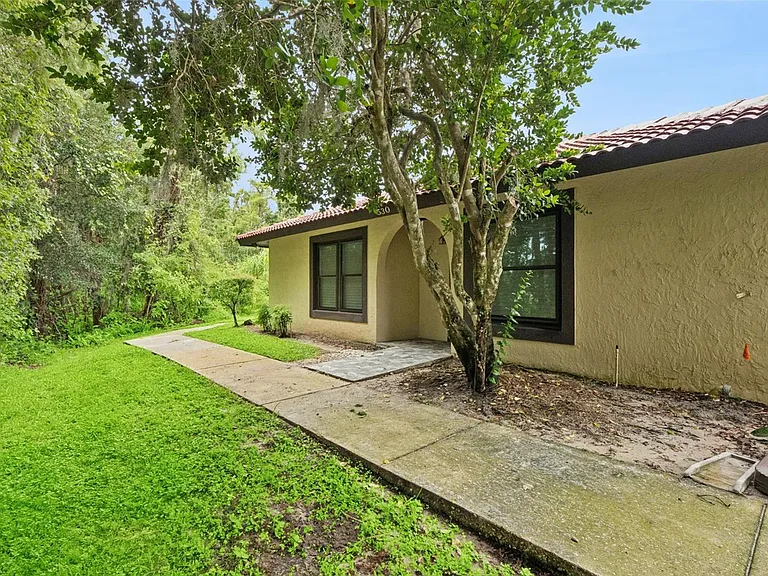 530 Hunter Cir — Photo 2
