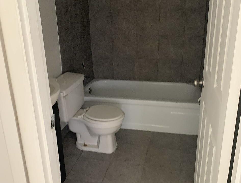 1st image of 932 Sharon Ct