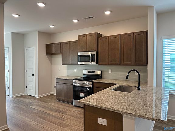 5th image of 7212 Fox Glen Cir SE