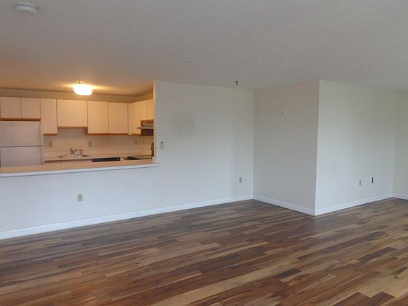 5th image of 11 Church St Unit 516