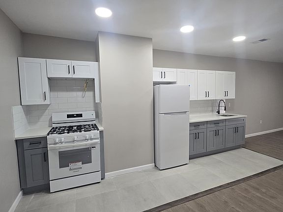 3rd image of 210 Oakwood Pl Floor 2