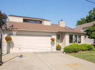 1013 Lakeview Rd, Huron, OH 44839