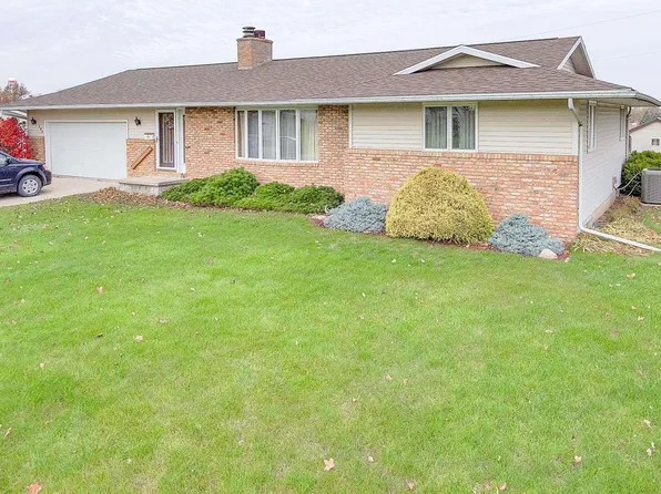 205 Young St SE, Blairstown, IA 52209