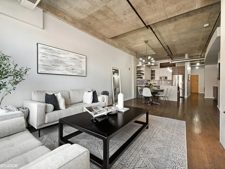 933 W Van Buren St #804 — Photo 3