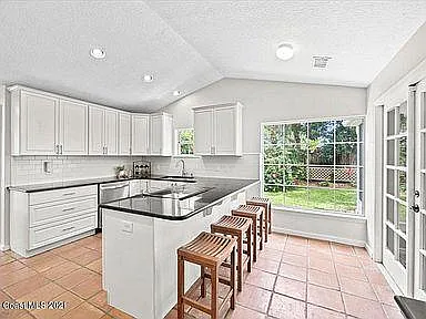 136 10th Ave — Photo 42