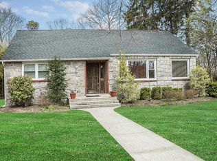 2 Mohawk Dr, Brightwaters, NY 11718