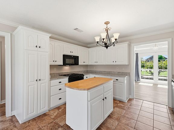 3rd image of 7 Ross Dr