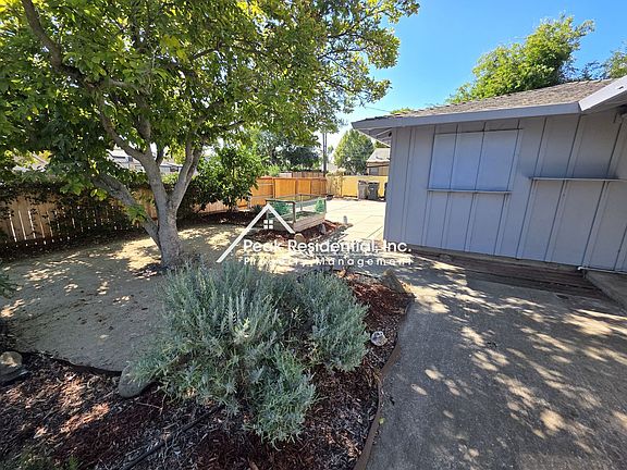 3rd image of 4050 Sumac Ln