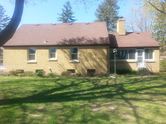 Encolosed sun room on right
