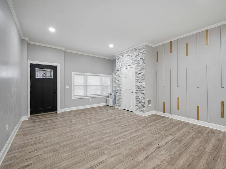 5031 Walnut St #1 — Photo 2