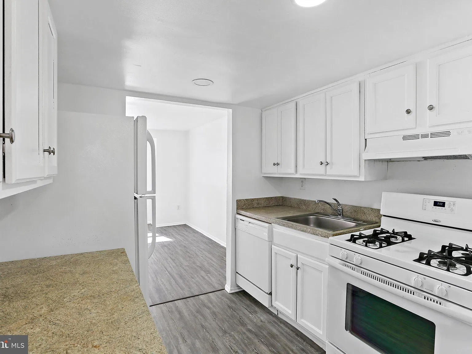 4 bed, 2.0 bath, 2081 sqft, $2,450 — Photo 4