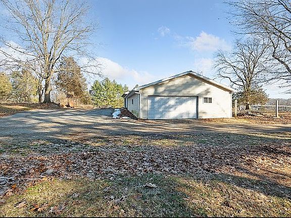 4th image of 1020 Rhoades Rd