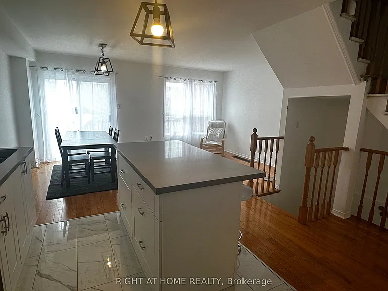 54 Henderson Cres — Photo 5