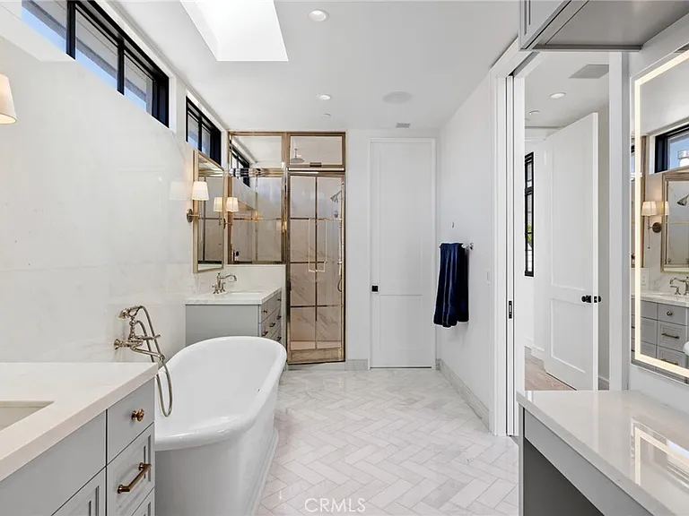 2428 The Strand — Photo 43