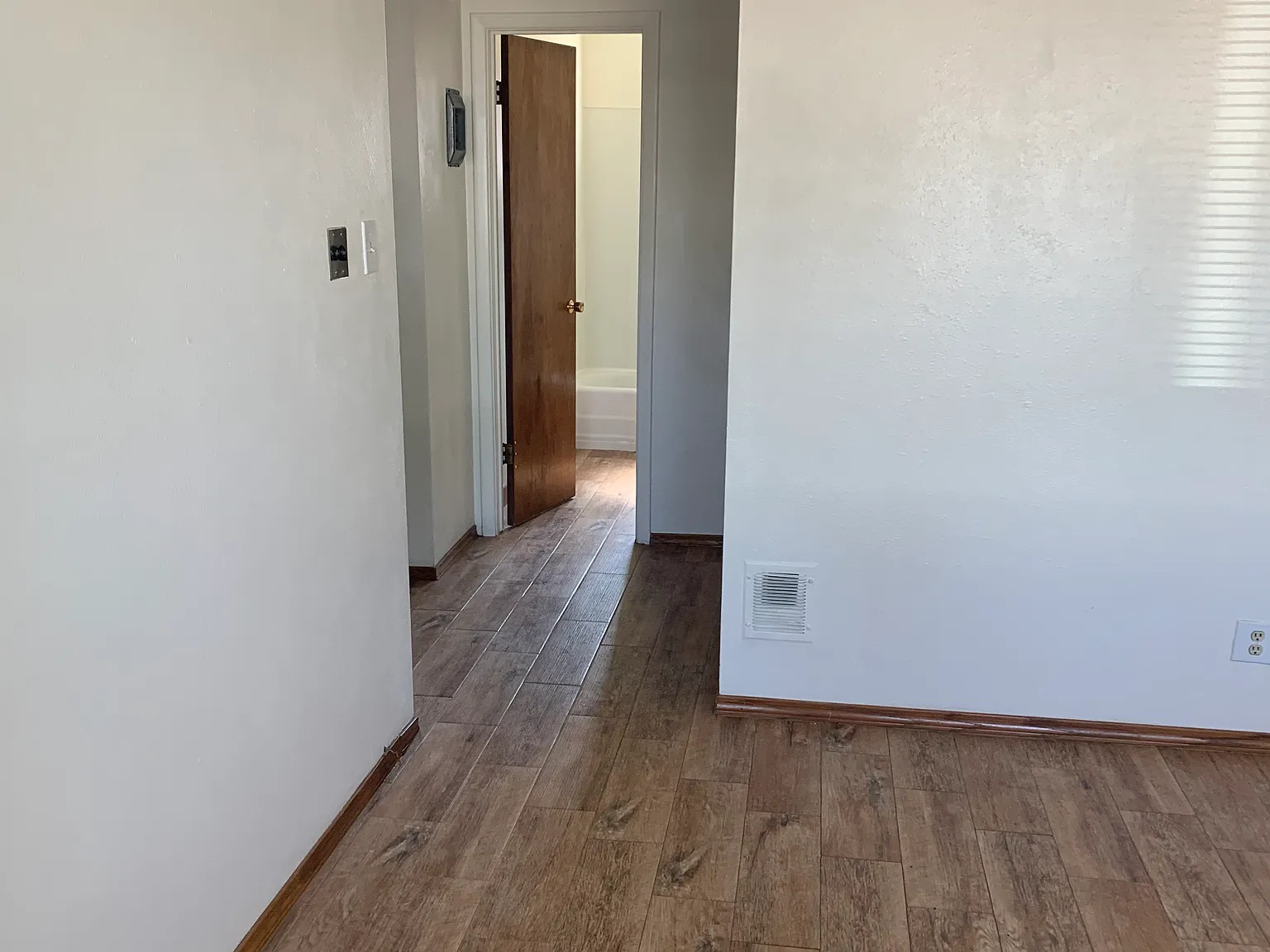 2 bed, 700 sqft, $1,300 — Photo 2