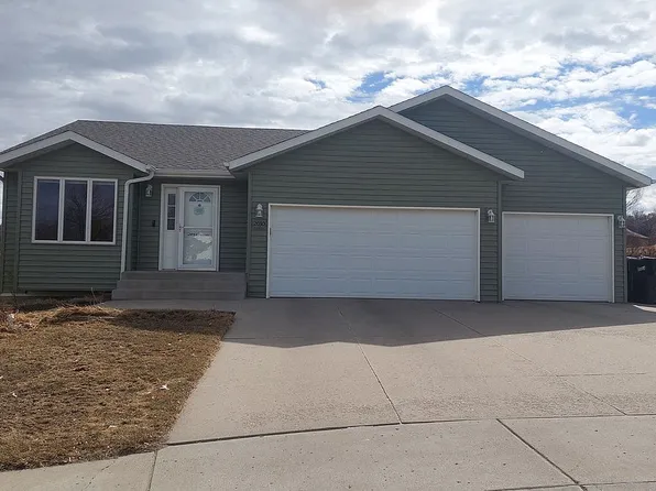 2030 Pacific Pl, Bismarck, ND 58501