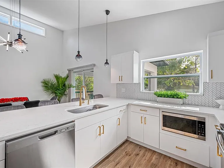 3717 E Clifton St — Photo 18
