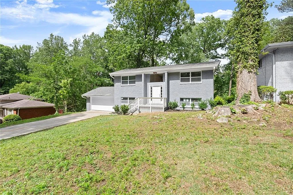 4 bed, 2.0 bath, 2262 sqft, $2,900 — Photo 3