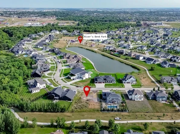 2812 Rivers Bend Dr E, West Fargo, ND 58078