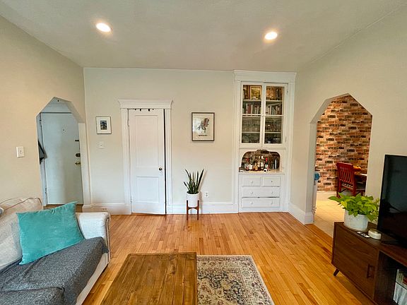 2nd image of 164 Strathmore Rd APT 12