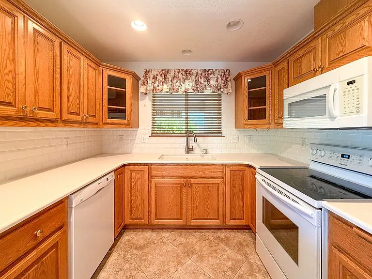 364 SE Davis Ct — Photo 12